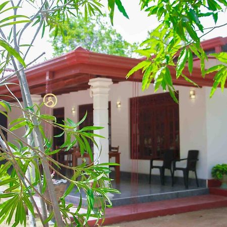 סיגירייה Wijesiri Family Guest House מראה חיצוני תמונה