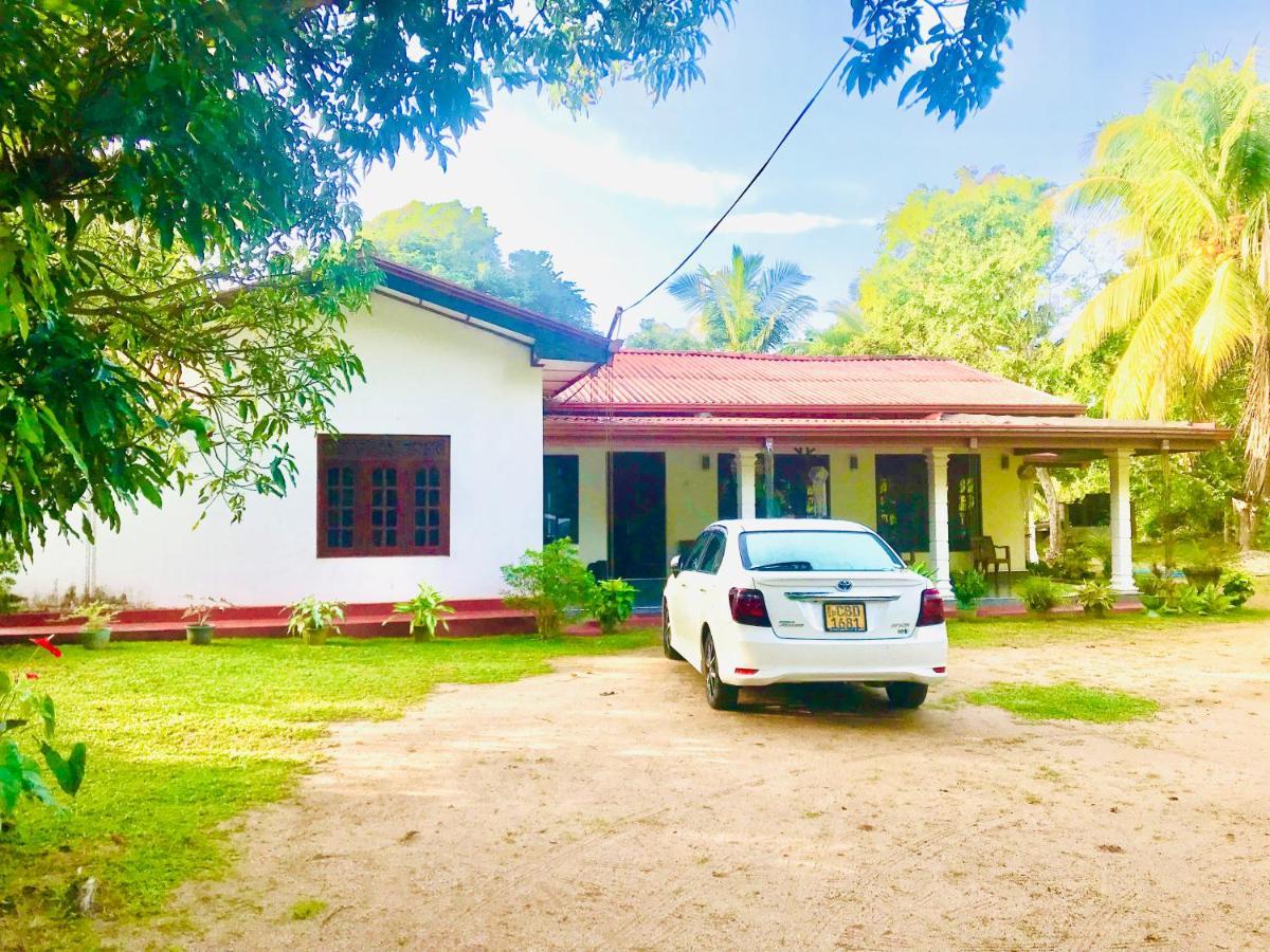 סיגירייה Wijesiri Family Guest House מראה חיצוני תמונה